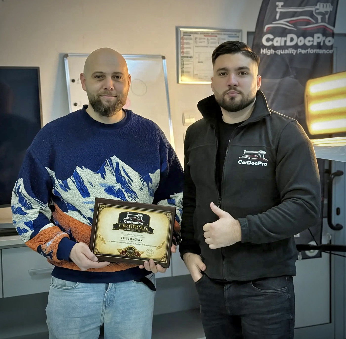 Absolvent CarDocPro cu diploma de curs PDR, alături de Andrei Netcov (4)