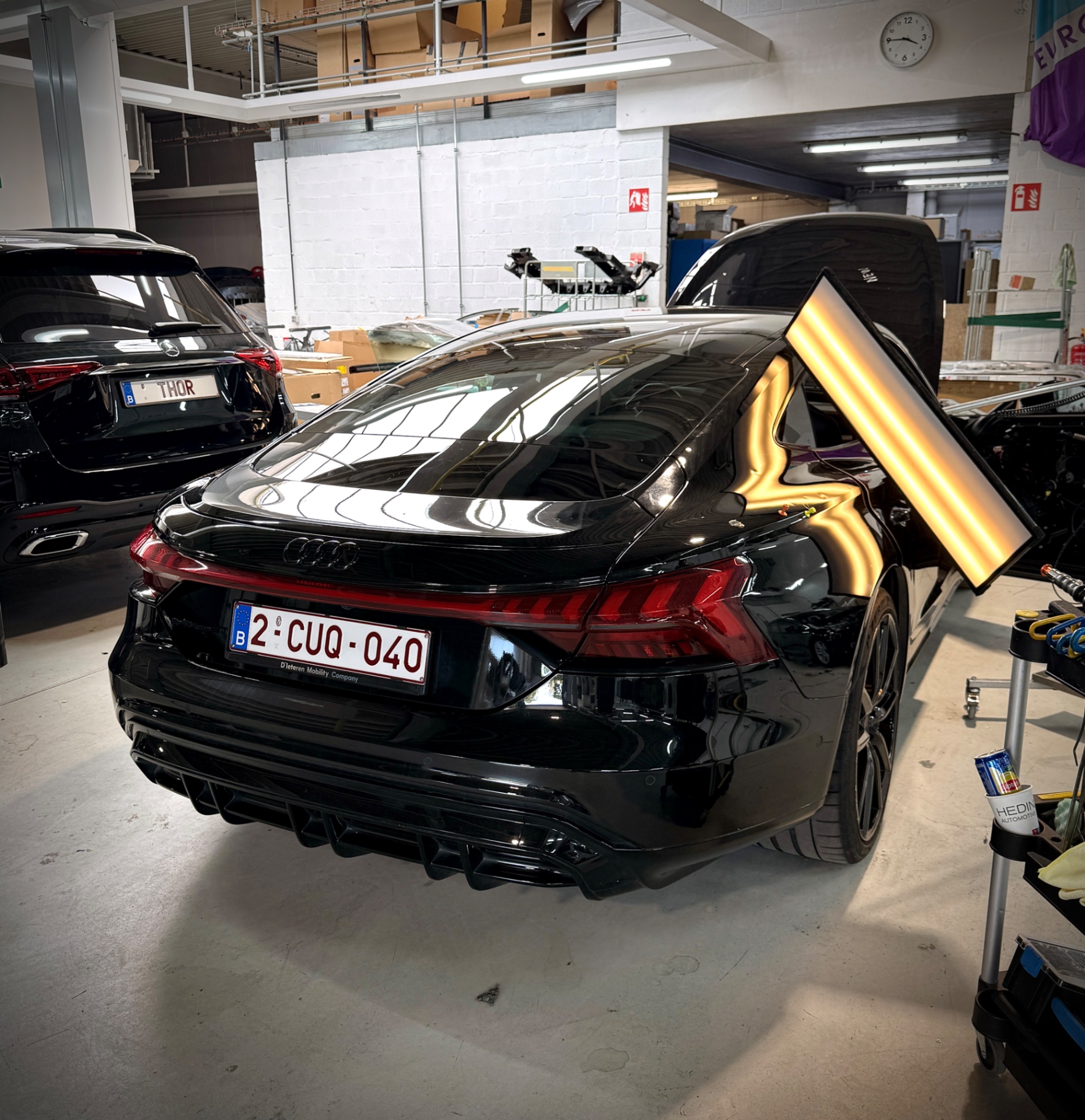 Audi RS7 negru cu lampa PDR poziționată pe portiera din spate, în proiectul de grindină