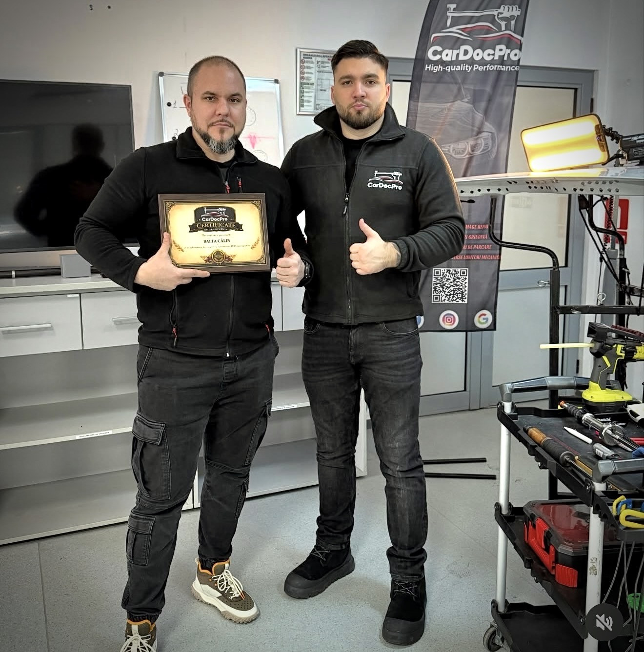 Absolvent CarDocPro cu diploma de curs PDR, alături de Andrei Netcov (3)